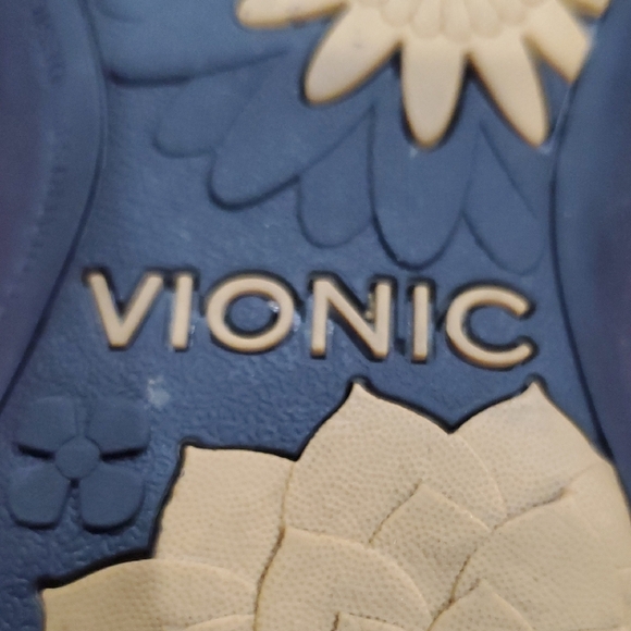 Vionic Black Julie Sandals with Floral T-Strap Design - Picture 2 of 8